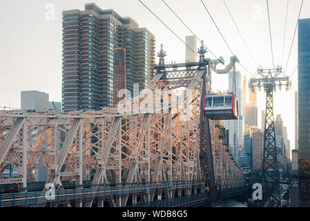 Roosevelt Island Tramway, Ansicht eines aerial tram Auto neben der Queensboro Bridge in Manhattan mit Roosevelt Island, New York City, USA Stockfoto