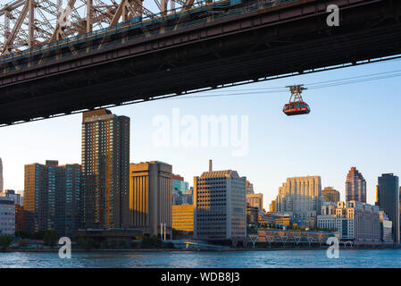 Roosevelt Island Tramway, Ansicht der aerial tram Auto fahren entlang der Queensboro Bridge zwischen Manhattan und Roosevelt Island, New York City Stockfoto