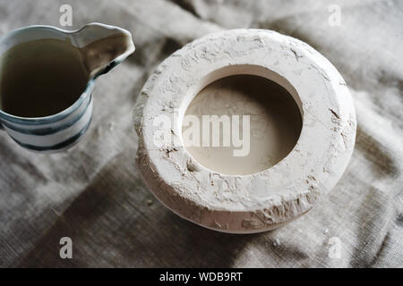 Werkzeug für das Gießen von Ton-Produkte mit einer Mischung innen. Stockfoto