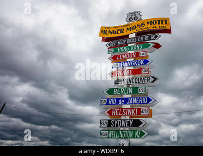 USA, Libanon Missouri, 12. Mai 2019. Route 66 Munger Moss Motel lustig Schild, Reiseziele, bewölkt Frühling Stockfoto