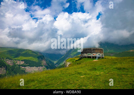 Gudauri, Georgien Arch der Freundschaft der Völker. Stockfoto