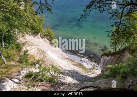 Kreidefelsen auf der Insel Rügen (unter Denkmalschutz stehenden Häusern Rugia). Die deutsche Ostseeküste - UNESCO-Welterbe. Stockfoto