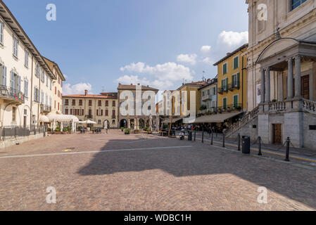 Alte, Arcade, Arch, Architektur, Arona, blau, Gebäude, Zentrum, Kirche, Stadt, Wolken, Kopfsteinpflaster, Spalte, Europa, berühmte, historische, Haus, Italia Stockfoto