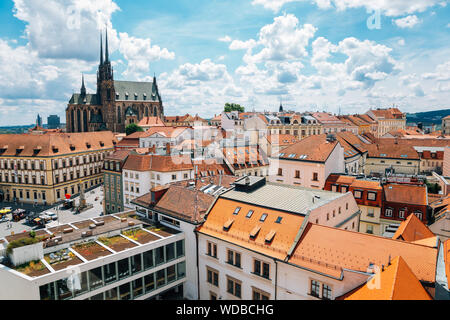 St. Peter und Paul's Kathedrale und das Stadtbild von Alten Rathaus turm in Brünn, Tschechische Republik Stockfoto