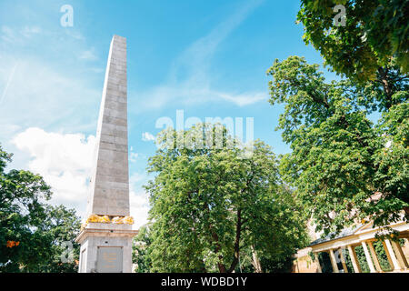 Brünn, Tschechische Republik - 21. Juni 2019: Obelisk an Denis Gärten Stockfoto