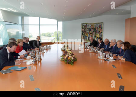 Berlin, Berlin, Deutschland. 29 Aug, 2019. Der palästinensische Präsident Mahmoud Abbas trifft sich mit Bundeskanzlerin Angela Merkel in Berlin, Deutschland, 29. August 2019. Die deutsche Bundeskanzlerin Angela Merkel und dem palästinensischen Präsidenten Mahmoud Abbas met für bilaterale Gespräche Credit: thaer Ganaim/APA-Images/ZUMA Draht/Alamy leben Nachrichten Stockfoto