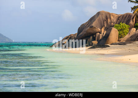 Schöne Landschaft von Anse Source D'Argent, von Palmen und Granit Felsen auf das Meer geprägt, La Digue Island, Seychellen Stockfoto