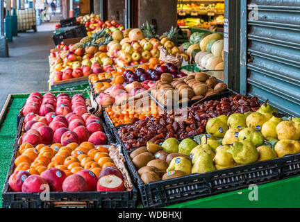 Obst auf dem Bürgersteig Markt in Pike Place Market in Seattle. Stockfoto