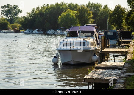 Vergnügen Boote entlang der Themse in Marlow in Buckinghamshire, Großbritannien neben der Thames Path. Stockfoto