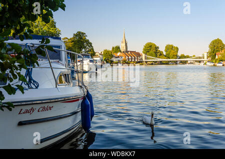 Boote entlang der Themse mit Blick in Richtung Marlow, Buckinghamshire, Großbritannien Stockfoto