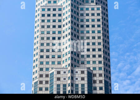 Schließen symmetrisch Schuß von Uob PLAZA Design Stockfoto