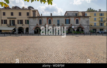 Die Piazza del Popolo von Arona, Novara, Italien, an einem sonnigen Tag Stockfoto