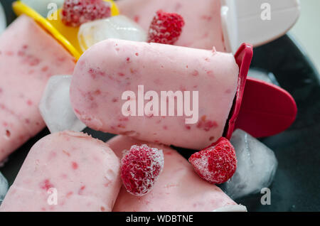 Himbeer Eis auf schwarzem Hintergrund, Ansicht von oben Stockfoto