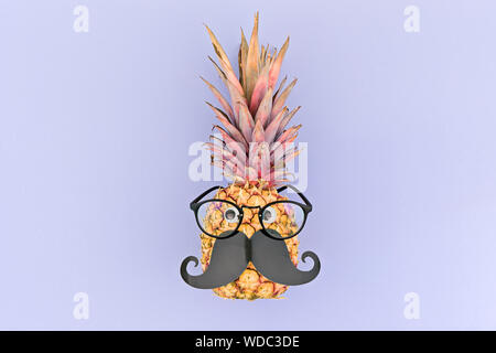 Lustige gelbe Ananas Gesicht mit Schnurrbart und Brillen auf rosa Hintergrund. Smart Face oder zurück zu Schule Konzept Stockfoto