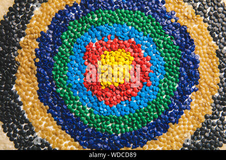 Industrielle bunte Polymere Farbstoff. Kunststoffgranulat. Farbmittel für Kunststoffe. Pigment in der Kunststoff Polyethylen Granulat Hintergrund Textur. Stockfoto