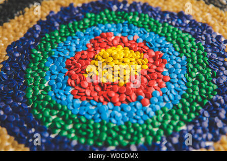 Industrielle bunte Polymere Farbstoff. Kunststoffgranulat. Farbmittel für Kunststoffe. Pigment in der Kunststoff Polyethylen Granulat Hintergrund Textur. Stockfoto