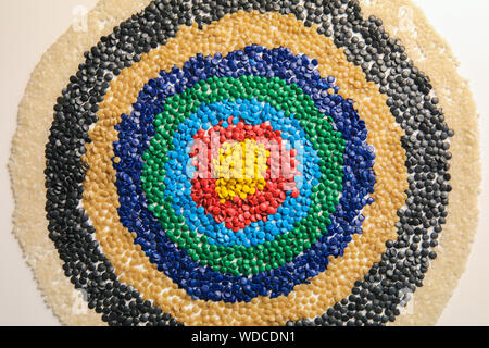 Industrielle bunte Polymere Farbstoff. Kunststoffgranulat. Farbmittel für Kunststoffe. Pigment in der Kunststoff Polyethylen Granulat Hintergrund Textur. Stockfoto