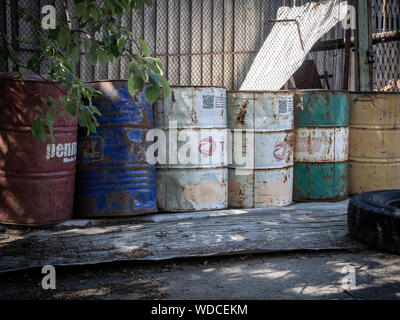 Tschernobyl, UKRAINE - 20. AUGUST 2019: Alte stahl Benzin Fässer in der Sperrzone von Tschernobyl Stockfoto