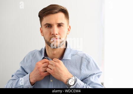 Ernsthafte stattlichen Brunet Stockfoto