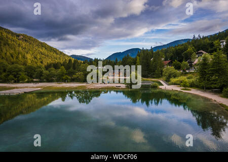 KRANJSKA Gora, Slowenien - 14. JULI 2019: Panoramablick von Jasna See im Sommer morgen Tag in Slowenien Stockfoto