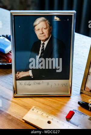 Hamburg, Deutschland. 27 Aug, 2019. Ein Foto von Helmut Schmidt mit der Widmung "ich liebe Dich! H.3.3. 1989" auf Ihrem Schreibtisch in der Loki Schmidt Arbeits- und Schlafzimmer geschrieben. Dieses Zimmer ist nicht zugänglich, während der Führungen. Die Frau des ehemaligen Bundeskanzler Helmut Schmidt, der im Jahr 2010 starb, war ein Naturschützer und Ehrenbürger von Hamburg. (Dpa' Blick in die Loki Schmidt Leben - spannende Exponate zum 100. Geburtstag') Quelle: Markus Scholz/dpa/Alamy leben Nachrichten Stockfoto