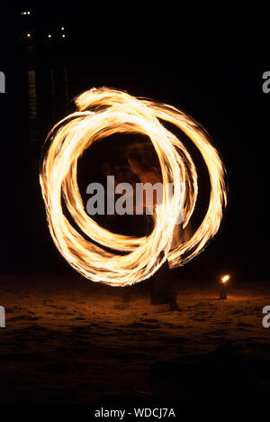 Feuershow am Strand von Chalok Baan Kao in den südlichen Ende der Insel Koh Tao, Thailand. Stockfoto