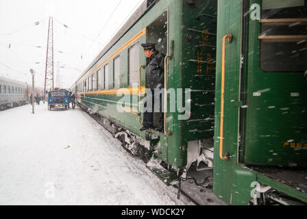 Tran-Siberian Eisenbahn von Moskau nach Ulaanbaatarstop. Dies ist ein Anschlag für Kohle nachfüllen bis Hitze jeder Karre. Stockfoto