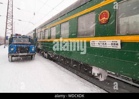 Tran-Siberian Eisenbahn von Moskau nach Ulaanbaatarstop. Dies ist ein Anschlag für Kohle nachfüllen bis Hitze jeder Karre. Stockfoto