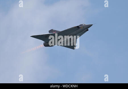 Die Saab 35 Draken führt für die Massen an Tag eins der Bournemouth Air Festival 2019 am ersten Tag des Bournemouth Air Festival 2019. Stockfoto