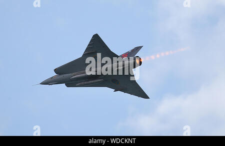 Die Saab 35 Draken führt für die Massen an Tag eins der Bournemouth Air Festival 2019 am ersten Tag des Bournemouth Air Festival 2019. Stockfoto