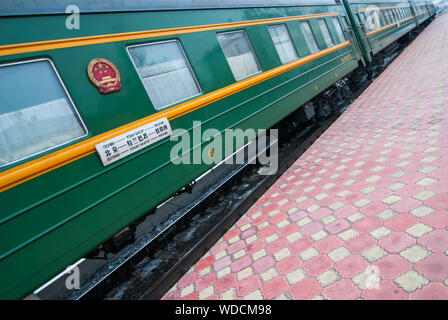 Tran-Siberian Eisenbahn von Moskau nach Ulaanbaatarstop. Dies ist ein Anschlag für Kohle nachfüllen bis Hitze jeder Karre. Stockfoto