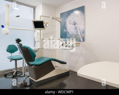 Sehr schönes, helles Büro mit Zahnarzt Chirurgie Instrumente und Geräte Stockfoto
