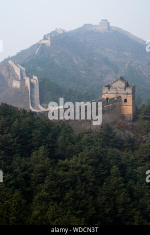 Die große Mauer von China im Herbst. Stockfoto