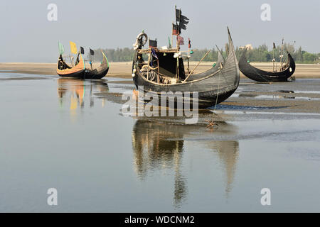 Die traditionellen Fischerboot (Sampan Booten) günstig auf dem längsten Strand, Cox's Bazar in Bangladesch. Stockfoto