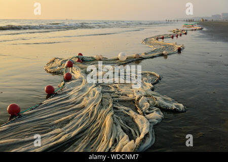 Die sehr lange Fischernetz liegen auf dem längsten Strand, Cox's Bazar in Bangladesch. Stockfoto