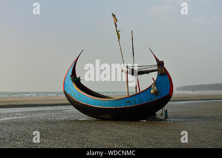 Die traditionellen Fischerboot (Sampan Booten) günstig auf dem längsten Strand, Cox's Bazar in Bangladesch. Stockfoto