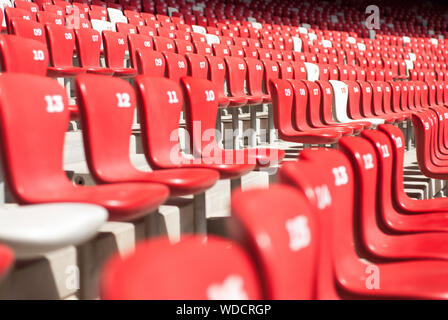 Reihen mit roten Stühlen in das Nationalstadion (Bird's Nest) in Peking. Stockfoto