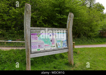 Eine Forstverwaltung England Information Board umreißt das verborgene Erbe der Wye, Biblins, Ross on Wye, Herefordshire, England, Großbritannien Stockfoto