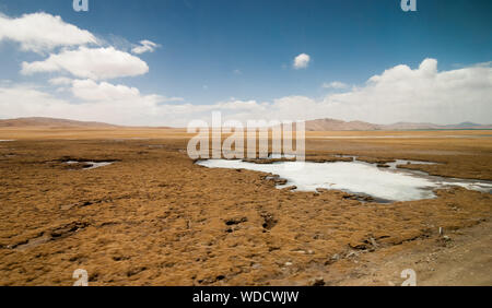 Gefrorenen Teich in den Steppen des Himalaya. Stockfoto