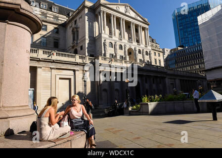 London, Großbritannien. 29 Aug, 2019. Die Leute sitzen außerhalb der Bank von England in London, Großbritannien, Nov. 29, 2019. Das britische Pfund gegenüber dem US-Dollar und den Euro am Mittwoch in Reaktion auf Premierminister Boris Johnson's Plan Parlament auszusetzen zu verringern Chancen der MPs' Gesetze kein-deal Brexit zu blockieren. Credit: Stephen Chung/Xinhua Stockfoto