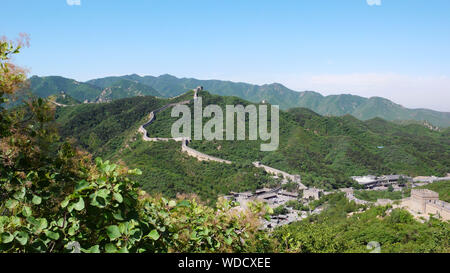 Peking, Peking, China. 29 Aug, 2019. Peking, China - die Große Mauer bei Badaling, im Eingang Nord von Guan Gou Gu Road, Jundu Berg, Yanqing District, Beijing. Es ist ein wichtiger Teil der Großen Mauer, eine große Verteidigung Projekt im alten China. Berühmt für seine herrliche Landschaft, perfekte Ausstattung und tief greifenden kulturellen und historischen Konnotationen, Es ist ein Welt-berühmten Tourist Resort. Credit: SIPA Asien/ZUMA Draht/Alamy leben Nachrichten Stockfoto