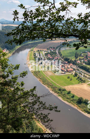 Malerische Aussicht über das Dorf Rathen und der Elbe in der Sächsischen Schweiz. Stockfoto