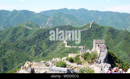 Peking, Peking, China. 29 Aug, 2019. Peking, China - die Große Mauer bei Badaling, im Eingang Nord von Guan Gou Gu Road, Jundu Berg, Yanqing District, Beijing. Es ist ein wichtiger Teil der Großen Mauer, eine große Verteidigung Projekt im alten China. Berühmt für seine herrliche Landschaft, perfekte Ausstattung und tief greifenden kulturellen und historischen Konnotationen, Es ist ein Welt-berühmten Tourist Resort. Credit: SIPA Asien/ZUMA Draht/Alamy leben Nachrichten Stockfoto