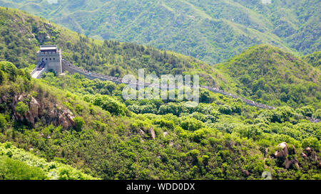 Peking, Peking, China. 29 Aug, 2019. Peking, China - die Große Mauer bei Badaling, im Eingang Nord von Guan Gou Gu Road, Jundu Berg, Yanqing District, Beijing. Es ist ein wichtiger Teil der Großen Mauer, eine große Verteidigung Projekt im alten China. Berühmt für seine herrliche Landschaft, perfekte Ausstattung und tief greifenden kulturellen und historischen Konnotationen, Es ist ein Welt-berühmten Tourist Resort. Credit: SIPA Asien/ZUMA Draht/Alamy leben Nachrichten Stockfoto