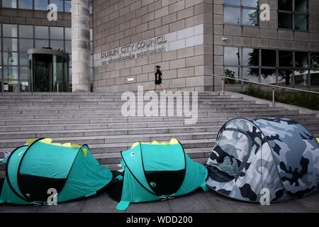 Zelte außerhalb von Dublin City Council Büros auf Holz Kai während einer Innerstädtischen hilft obdachlosen Protest eine deutliche Zunahme der Zahl der Menschen, die in Zelten in den letzten Monat und die Notlage der Obdachlosigkeit zu markieren. Stockfoto