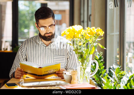 Stattliche ernster Mann lesen ein Buch über das Gesetz Stockfoto