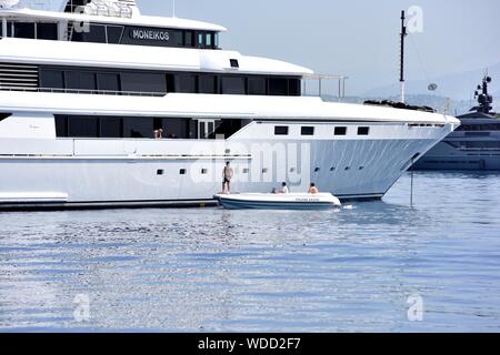 Crew an Bord der luxuriösen Motoryacht Moneikos, Korfu, Ionische Inseln, Griechenland Stockfoto