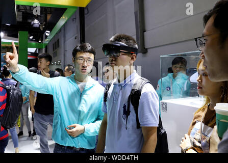 (190829) - SHANGHAI, Aug 29, 2019 (Xinhua) - ein Besucher (C) Erfahrungen smart Gläser während der 2019 Welt der künstlichen Intelligenz Konferenz (WAIC) im Osten China Shanghai, Aug 29., 2019. Die 2019 Welt der künstlichen Intelligenz Konferenz (WAIC) in Chinas hub Shanghai von Donnerstag bis Samstag in einem Gebot gehalten wird AI Zusammenarbeit und Innovation weltweit zu steigern. Mit dem Thema "Intelligente Konnektivität, unendliche Möglichkeiten, "Die diesjährige Veranstaltung auf AI-focus-fähigen hochwertige Entwicklung mit dem gemeinsamen Probleme in der menschlichen Entwicklung zu bewältigen und eine bessere l zu erstellen Stockfoto