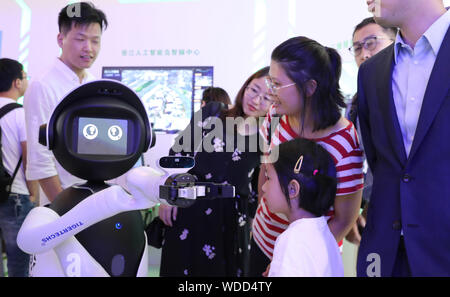 (190829) - SHANGHAI, Aug 29, 2019 (Xinhua) - ein Roboter interagiert mit Besuchern während der 2019 Welt der künstlichen Intelligenz Konferenz (WAIC) im Osten China Shanghai, Aug 29., 2019. Die 2019 Welt der künstlichen Intelligenz Konferenz (WAIC) in Chinas hub Shanghai von Donnerstag bis Samstag in einem Gebot gehalten wird AI Zusammenarbeit und Innovation weltweit zu steigern. Mit dem Thema "Intelligente Konnektivität, unendliche Möglichkeiten, "Die diesjährige Veranstaltung auf AI-focus-fähigen hochwertige Entwicklung mit dem gemeinsamen Probleme in der menschlichen Entwicklung zu bewältigen und ein besseres Leben zu erstellen. Stockfoto