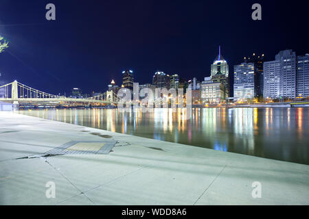 Downtown Skyline und Roberto Clemente Brücke über den Allegheny River, Pittsburgh, Pennsylvania, USA Stockfoto